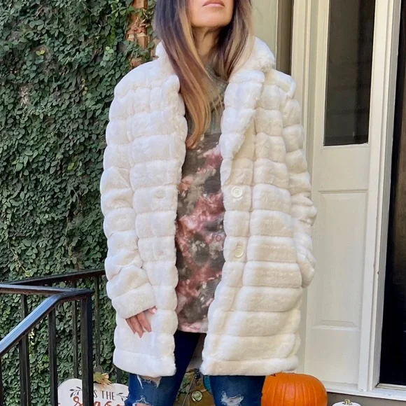 #30 Fabulous Winter white  soft Faux Fur Jacket with pockets - Picture 3 of 6